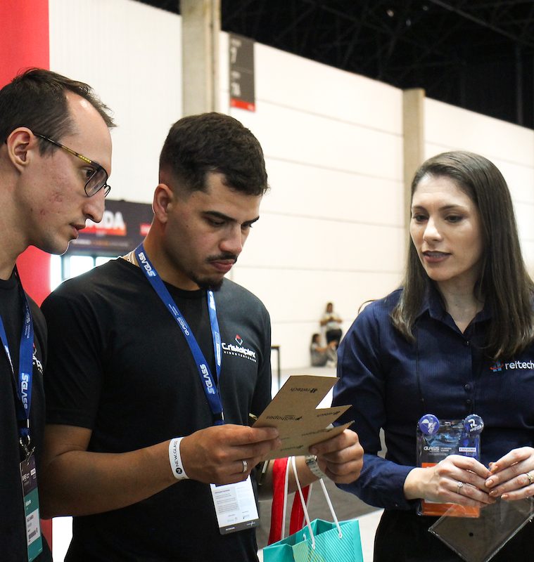 Equipe Reitech em atendimento durante uma feira do setor